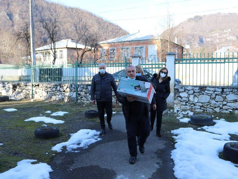 ცაგერის მუნიციპალიტეტის საკრებულოს თავმჯდომარე ჭაბუკი ჭაბუკიანი,მოადგილეებთან-რეზო...